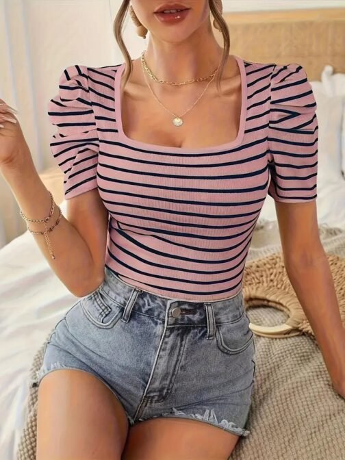 Playera de Rayas Vibrantes con Mangas Abullonadas